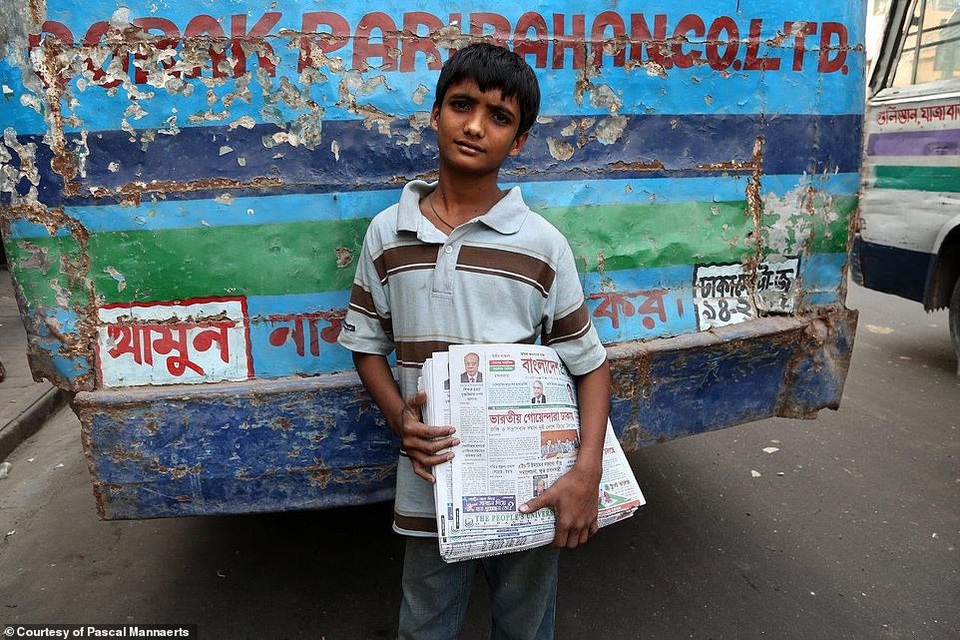 Chân dung Châu Á lúc 8h sáng - 4
Cậu bé bán báo đã chạy khắp phố phường Dhaka, Bangladesh, để kịp bán báo sớm.