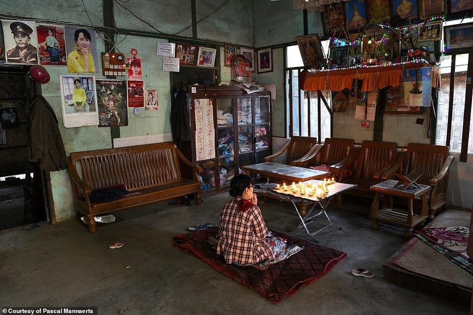 Chân dung Châu Á lúc 8h sáng - 5
Người phụ nữ làm lễ tụng niệm buổi sáng tại nhà riêng ở Yangon, Myanmar.