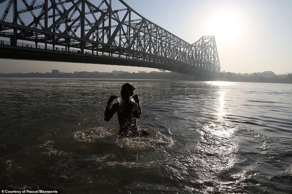 Chân dung Châu Á lúc 8h sáng - 6
Cậu thanh niên tắm sông buổi sáng ở Kolkata, Ấn Độ.