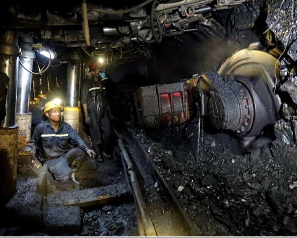 Nhân tài Đất Việt 2018 vinh danh công trình đột phá trong công nghệ khai thác than hầm lò - 4
Công nhân vận hành hệ thống trong hầm lò.
