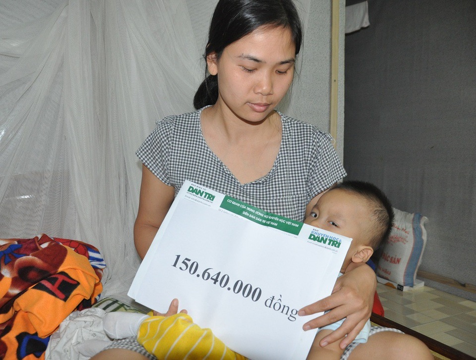 Bạn đọc giúp gia đình có "2 con bại não, 1 con bị ô tô đâm" hơn 150 triệu đồng - 2 Chị Thơm nhận quà bạn đọc báo điện tử Dân trí.