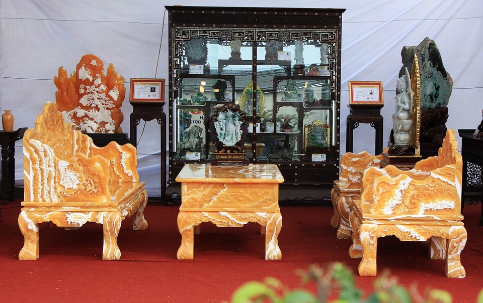 “Choáng” với bộ bàn ghế 8 tỷ đồng làm từ 50 tấn ngọc - 11 Chính do những điều đặc biệt này mà giá cả của bộ bàn ghế thứ 2 cũng rơi vào khoảng 4 tỷ đồng.