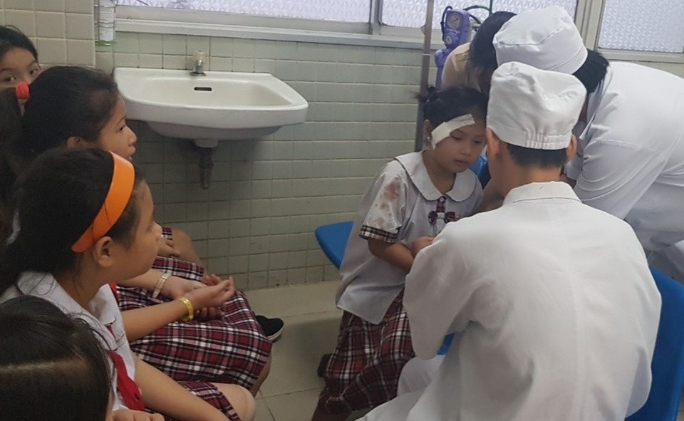 Vụ sập giàn giáo trong lễ kỷ niệm 20/11: Những bông hoa chưa kịp tặng thầy cô - 3
Có tới 6 học sinh bị thương nặng, trong đó 2 em phải chỉ định phẫu thuật tại Bệnh viện Chợ Rẫy