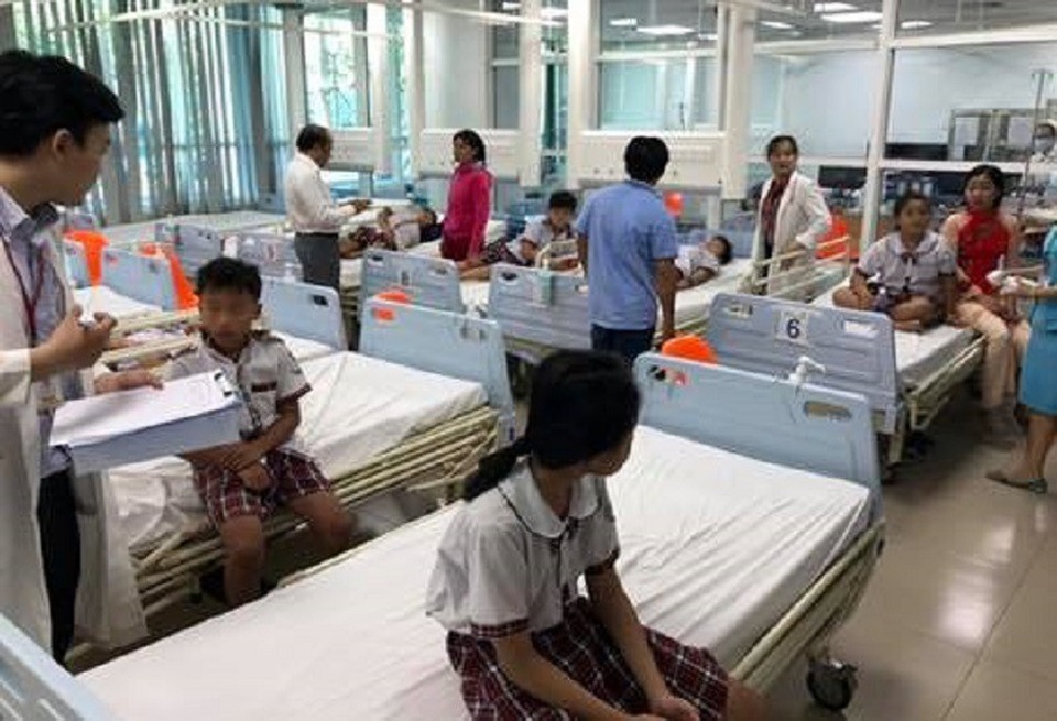 Vụ sập giàn giáo trong lễ kỷ niệm 20/11: Những bông hoa chưa kịp tặng thầy cô - 2
10 học sinh được chăm sóc, điều trị tại bệnh viện.