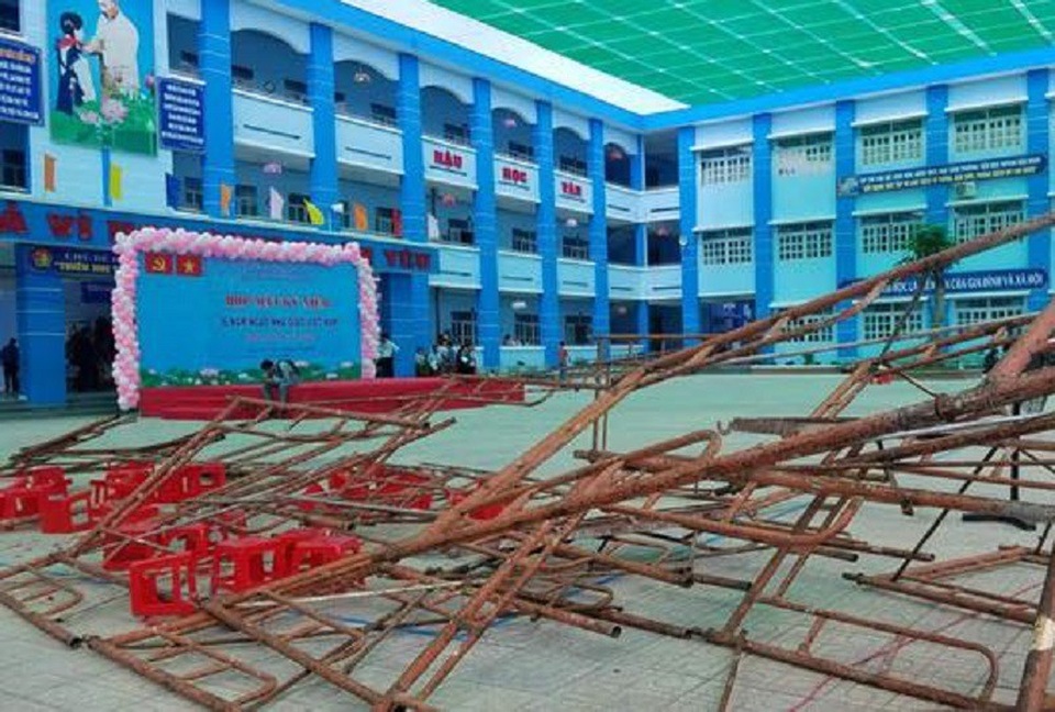 Vụ sập giàn giáo trong lễ kỷ niệm 20/11: Những bông hoa chưa kịp tặng thầy cô - 1 Hiện trường vụ sập giàn giáo xảy ra tại trường Huỳnh Văn Bánh