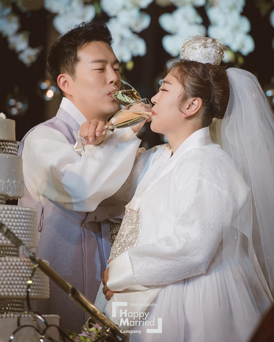 Chuyện tình cổ tích của “cô nàng xấu xí” xứ Hàn với bạn diễn điển trai - 3
Hong Yoon Hwa tâm sự, cô đã phải giảm gần 30kg để có thể mặc vừa váy cưới.