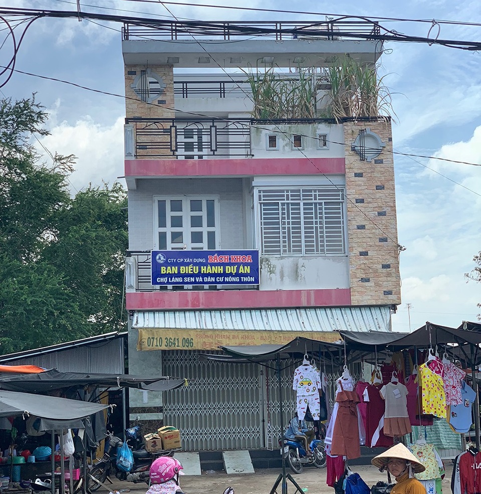 Nhà trái phép của vợ chồng Bí thư - Chủ tịch xã "biến hóa lạ kỳ" - 2 Sau khi có lệnh phải tháo dỡ bà Bích đã tìm cách bán lại căn nhà cho công ty Bách Khoa.