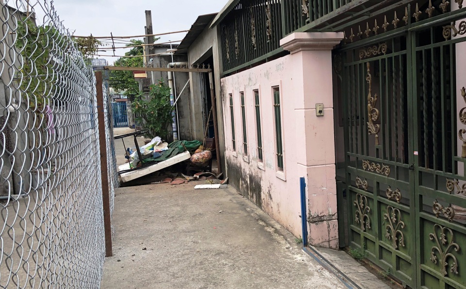 Theo ghi nhận của PV Dân trí, đến ngày 19/11 gia đình bà L. vẫn còn bị bít lối đi.