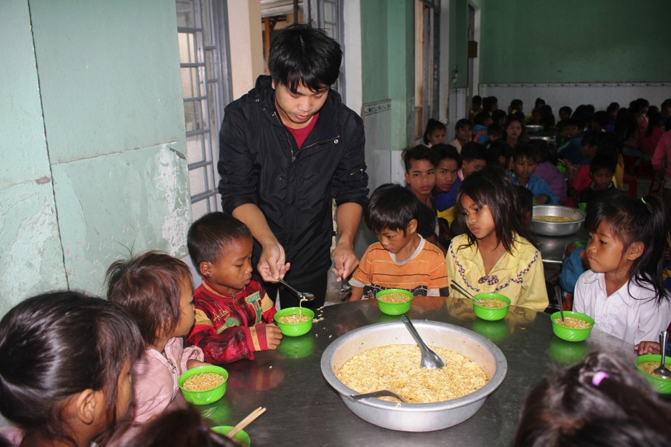 Phụ huynh, học sinh vùng cao tặng hoa rừng, gà đến thầy cô giáo - 5 Ngày ngày các thầy cô giáo đều chăm lo cho các em từ bữa ăn đến giấc ngủ, dạy cho các em cái chữ