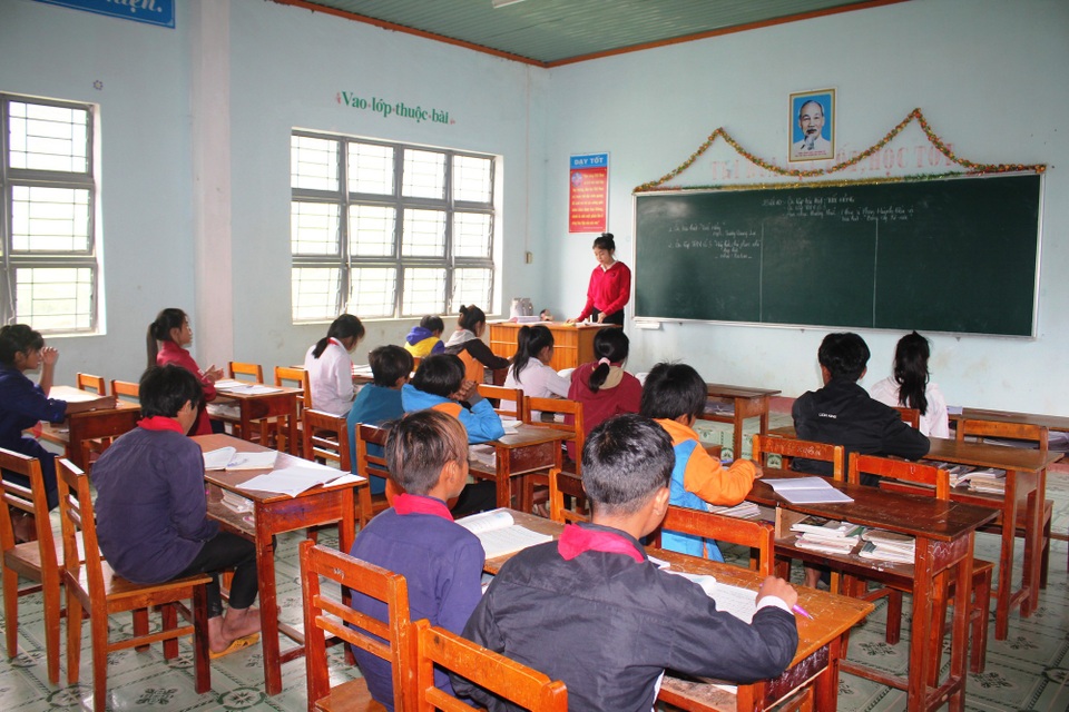 Phụ huynh, học sinh vùng cao tặng hoa rừng, gà đến thầy cô giáo - 6 Ở xã Kon Pne đa số là con em đồng bào dân tộc thiểu số người Banar nên đời sống còn khó khăn, trình độ dân trí thấp nên công tác giáo dục rất khó khăn