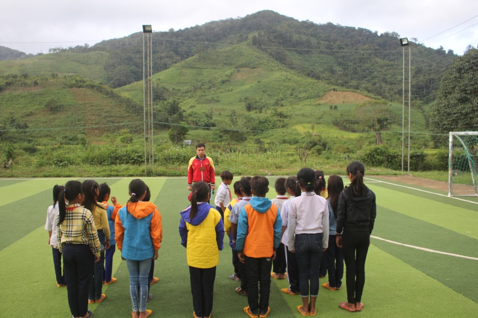 Phụ huynh, học sinh vùng cao tặng hoa rừng, gà đến thầy cô giáo - 7 Ngôi trường Kon Pne nằm sâu trong rừng, cách trung tập thị trấn gần 100km số
