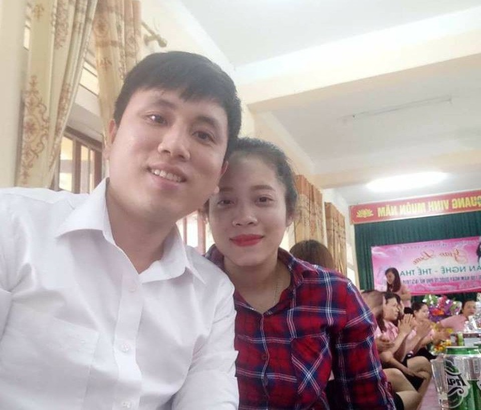 Hai thầy cô nên duyên nhờ cắm bản - 3 Từ hai người bạn cùng lớp, Vi Văn Mùi và Đinh Thị Hiền trở thành đồng nghiệp trước khi quyết định gắn bó cuộc đời với công tác dạy học ở biên giới Việt - Lào này.