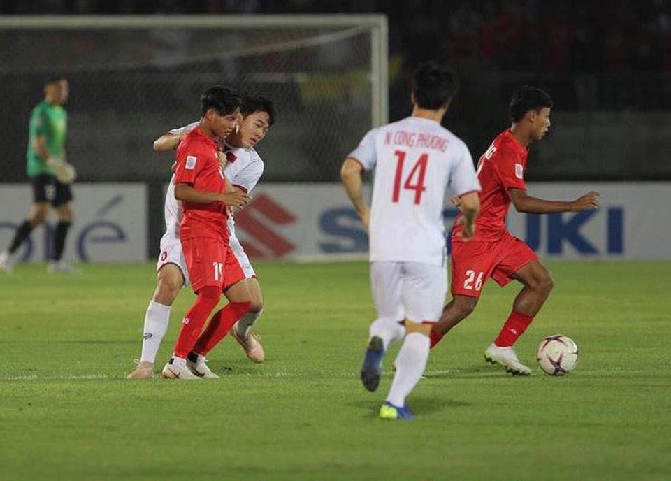 Myanmar 0-0 Việt Nam: Trận hòa quý giá - 3
Trận đấu đang diễn ra đầy căng thẳng và quyết liệt