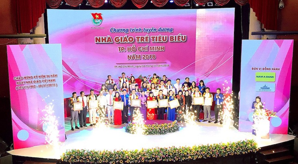 Vinh danh 248 nhà giáo trẻ TPHCM tiêu biểu 2018 - 1 Nam A Bank dành hơn 300 triệu đồng gồm hiện kim và quà tặng trao cho 248 thầy cô đang công tác tại TP.HCM.
