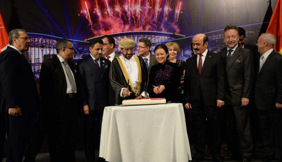 
Đại sứ Oman cùng các vị khách quý cắt bánh nhân kỷ niệm 48 năm ngày Quốc khánh Vương quốc Oman. (Ảnh: ĐSQ Oman tại Việt Nam)
