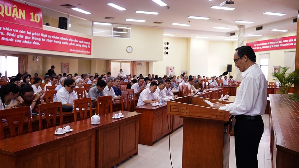 Ông Tất Thành Cang xin phép vắng mặt buổi tiếp xúc cử tri - 1 Ban tổ chức thông báo ông Tất Thành Cang xin phép vắng mặt vì bận công tác đột xuất
