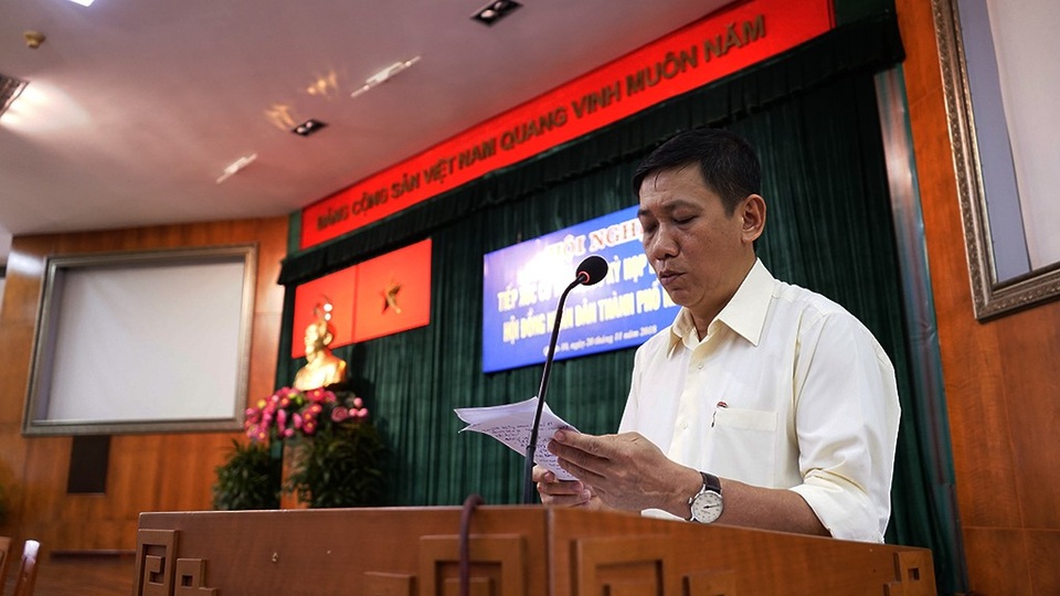 Ông Tất Thành Cang xin phép vắng mặt buổi tiếp xúc cử tri - 2
Chủ tịch UBND quận 10 Trần Xuân Điền thông báo lý do vắng mặt của ông Tất Thành Cang.