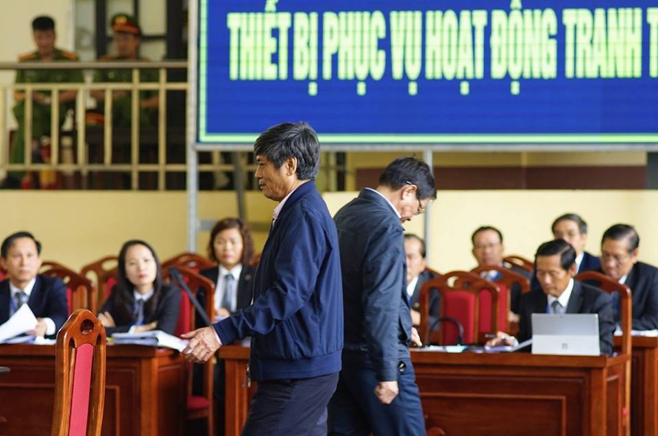 Vụ đánh bạc nghìn tỷ: Cựu Trung tướng Phan Văn Vĩnh bị đề nghị 7 - 7,5 năm tù - 7 Bị cáo Phan Văn Vĩnh (phải) và Nguyễn Thanh Hóa.