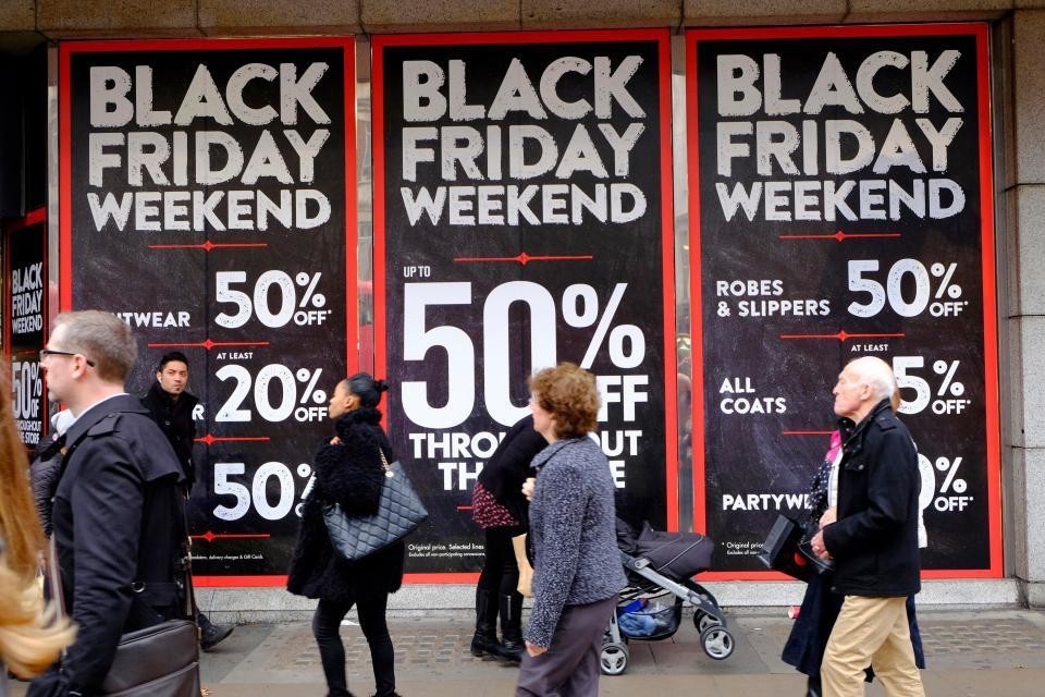 Sự thật Black Friday: Giảm giá sập sàn, vét túi khách hàng ăn lãi ngàn tỷ - 2
Dù giảm giá cực khủng nhưng các nhãn hàng vẫn có lãi khi doanh thu tăng thêm cả tỷ USD