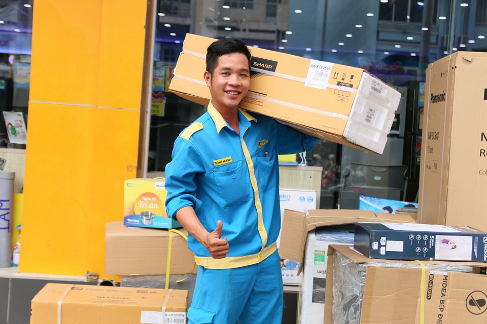 Việc làm thu nhập khủng mùa Tết 2019 tại Điện máy Xanh - 1 Số lượng đơn hàng càng lớn, thu nhập của nhân viên giao nhận lắp đặt càng cao. (Ảnh: Công Minh)