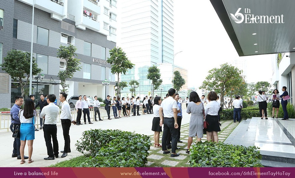 Viên kim cương Diamond - 6th Element Tây Hồ Tây bán thành công đến 50% số lượng căn hộ trong ngày đầu ra mắt - 1 Nhiều khách hàng đã háo hức đến địa điểm tổ chức từ sớm