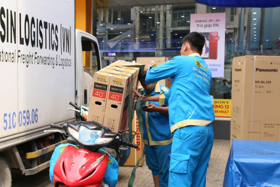 Việc làm thu nhập khủng mùa Tết 2019 tại Điện máy Xanh - 2 Cộng tác viên lắp đặt không yêu cầu bằng cấp chuyên môn và có cơ hội làm nhân viên chính thức với mức thu nhập và chế độ đãi ngộ tốt. (Ảnh: Công Minh)