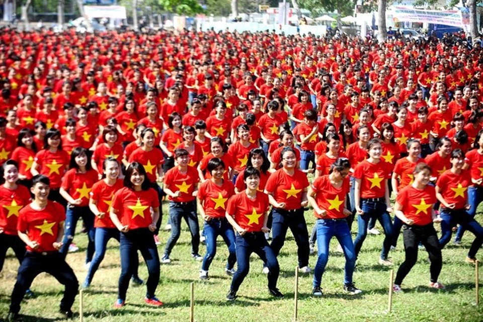 
Các bạn trẻ Bình Định hào hứng với màn xác lập kỷ lục về đồng diễn võ Bình Định có đông người tham gia nhất
