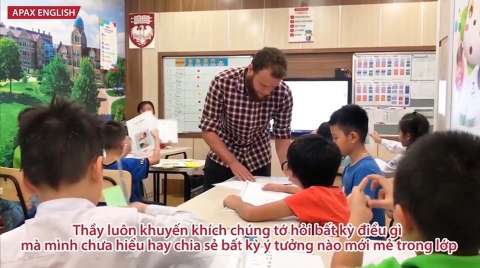 “Teacher in my eyes” - Khi thầy cô còn hơn cả một giáo viên - 2
Clip bằng tiếng Anh do hai bạn nhỏ đến từ Apax English gửi đến để lại ấn tượng với nhiều người.