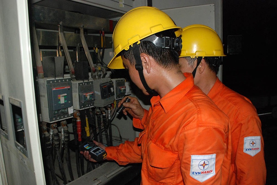 Đảm bảo cung ứng điện trong thời gian diễn ra Đại hội Thể thao toàn quốc lần thứ VIII - 1 CBCNV EVN HANOI kiểm tra, rà soát công tác đảm bảo vận hành cung ứng điện
