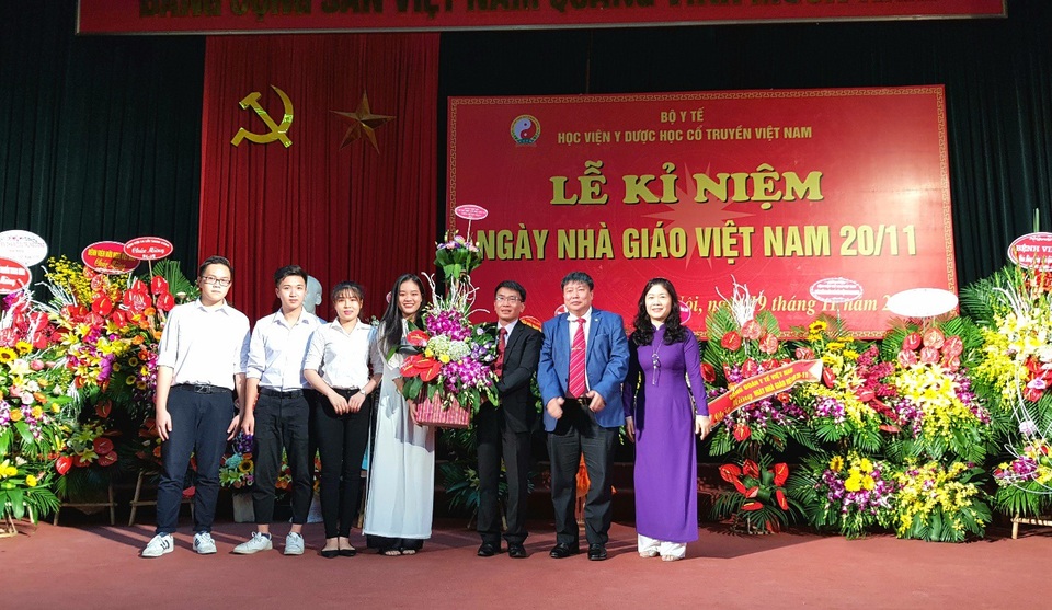 Học viện Y Dược học Cổ truyền tri ân các thầy, cô giáo - 2 Sinh viên vui mừng tặng hoa tri ân cán bộ, giảng viên học viện YDHCT.