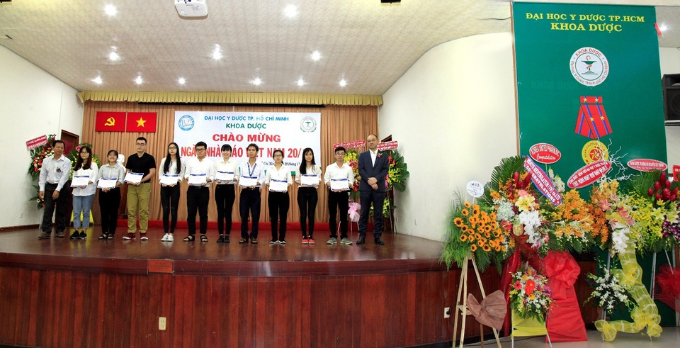Rohto-Mentholatum (Việt Nam) trao học bổng và chăm sóc mắt cộng đồng 2018 - 2 Dịp này, công ty cũng dành tặng học bổng cho 10 sinh viên ưu tú của ĐHYD