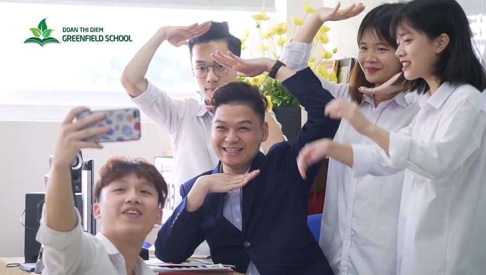 Giáo dục hiện đại: Sức mạnh của trái tim - 3
Thầy giáo trẻ với sở thích chụp ảnh cùng học sinh và coi FB là kênh giao tiếp với học sinh và phụ huynh (Ảnh chụp từ clip)