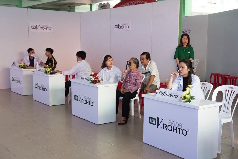 Rohto-Mentholatum (Việt Nam) trao học bổng và chăm sóc mắt cộng đồng 2018 - 3 Nhãn hàng New V.Rohto còn hợp tác tổ chức chương trình khám mắt cộng đồng 2018