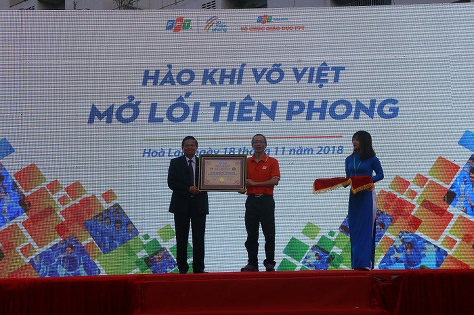 
TS Nguyễn Khắc Thành nhận chứng nhận xác lập kỷ lục “Màn đồng diễn võ thuật (Vovinam) lớn nhất Việt Nam”.
