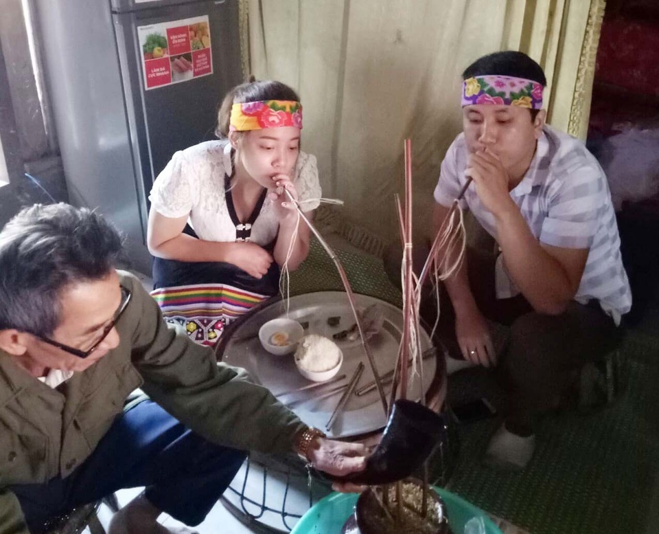 Hai thầy cô nên duyên nhờ cắm bản - 5 Cuối năm 2017, họ về chung một nhà bằng đám cưới theo phong tục của đồng bào Thái.