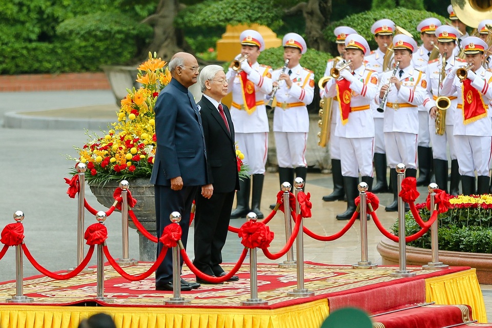 Tổng Bí thư, Chủ tịch nước Nguyễn Phú Trọng đón Tổng thống Ấn Độ - 2 Tổng Bí thư, Chủ tịch nước Nguyễn Phú Trọng và Tổng thống Ấn Độ tại lễ đón chính thức, sáng 20/11