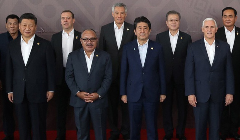 Quan chức Mỹ nói phái đoàn Trung Quốc gây sức ép tại hội nghị APEC - 3
Phó Tổng thống Mỹ Mike Pence (ngoài cùng bên phải) và Chủ tịch Trung Quốc Tập Cận Bình (ngoài cùng bên trái) chụp ảnh lưu niệm chung cùng các lãnh đạo APEC. (Ảnh: Reuters)