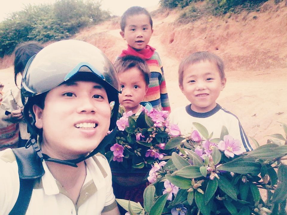Hai thầy cô nên duyên nhờ cắm bản - 4 Niềm vui của thầy giáo cắm bản là những bó hoa rừng học trò tặng vào những dịp lễ (ảnh FBNV)