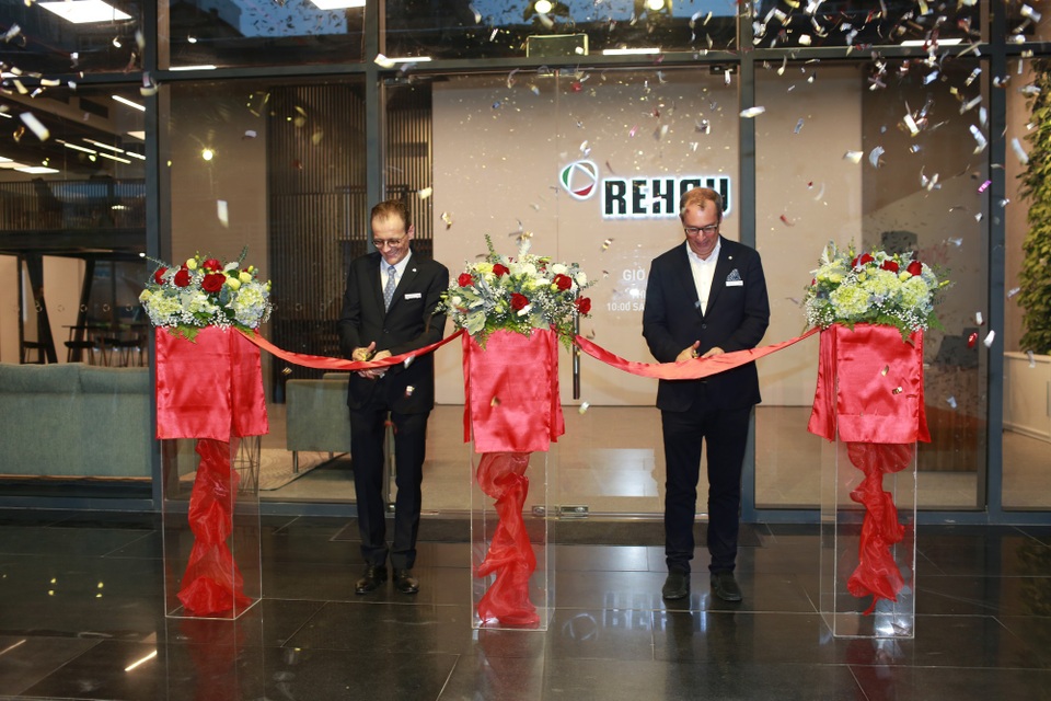 Trải nghiệm không gian nội thất sang trọng tại showroom REHAU ở Hà Nội - 1 Ông Stefano Mattioli, Giám đốc khu vực Đông Nam Á và ông Rafael Daum, Giám đốc điều hành khu vực châu Á - Thái Bình Dương cùng cắt băng khánh thành showroom REHAU đặc biệt đầu tiên tại Hà Nội.