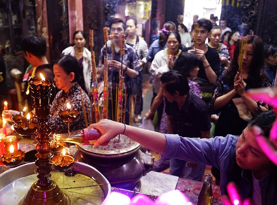 Du khách nước ngoài thích thú trước hình ảnh người dân đi chùa ngày rằm - 10 Phật tử dâng dầu thắp đèn cúng Phật