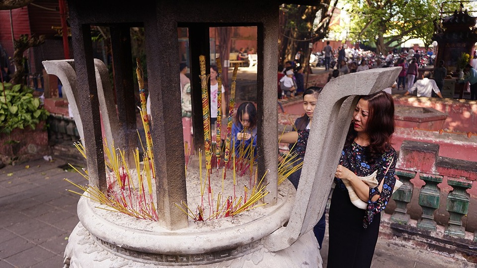 Du khách nước ngoài thích thú trước hình ảnh người dân đi chùa ngày rằm - 12 Chùa Ngọc Hoàng từ lâu nổi tiếng linh thiêng trong việc cầu tự của những cặp đôi hiếm muộn