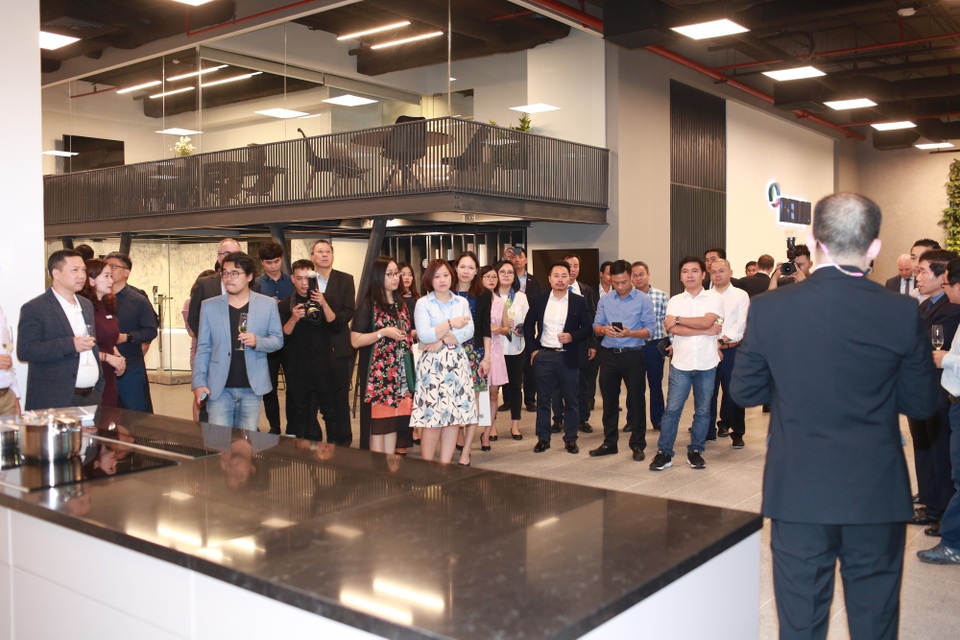 Trải nghiệm không gian nội thất sang trọng tại showroom REHAU ở Hà Nội - 3 Khách mời tham quan các khu vực của showroom dưới sự dẫn dắt của đội ngũ tư vấn REHAU
