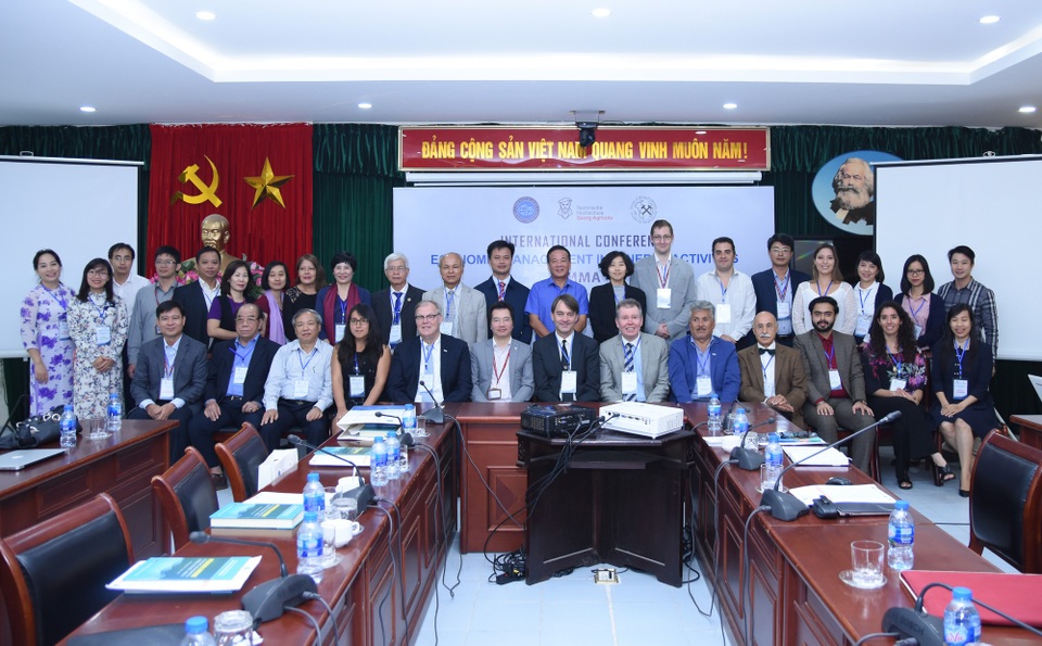 Nhiều nhà khoa học quốc tế đến Việt Nam bàn về quản lý khoáng sản - 2 
Các nhà khoa học quốc tế tham dự hội thảo
