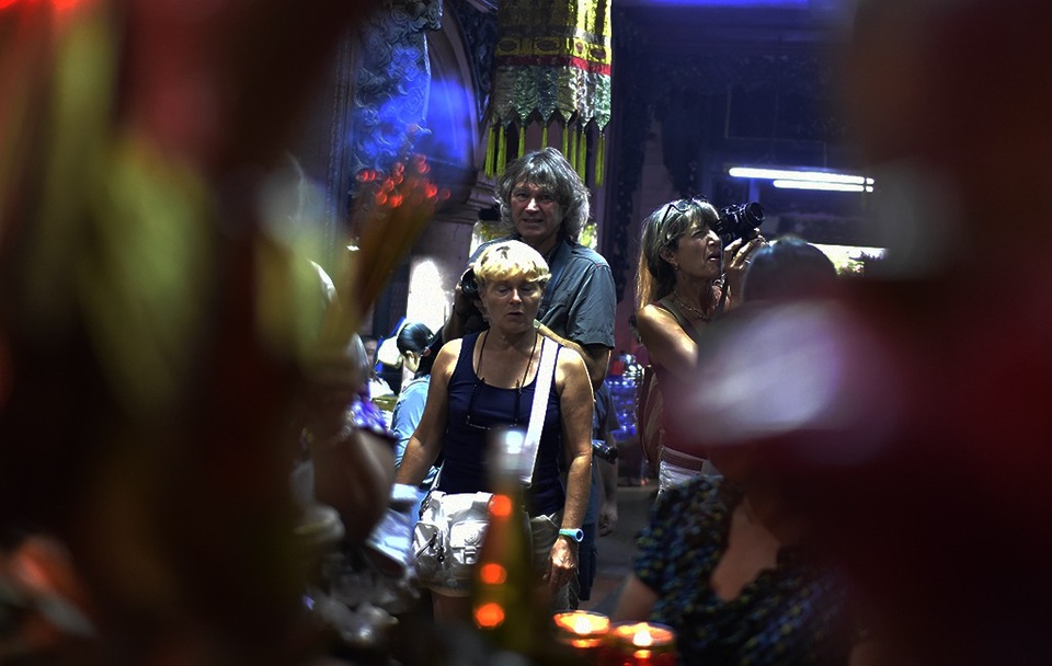 Du khách nước ngoài thích thú trước hình ảnh người dân đi chùa ngày rằm - 3 
Chùa Ngọc Hoàng khá nổi tiếng vì từng đón tiếp Tổng thống Obama nên cũng không khó bắt gặp du khách đến đây tìm hiểu văn hóa tín ngưỡng của người Việt