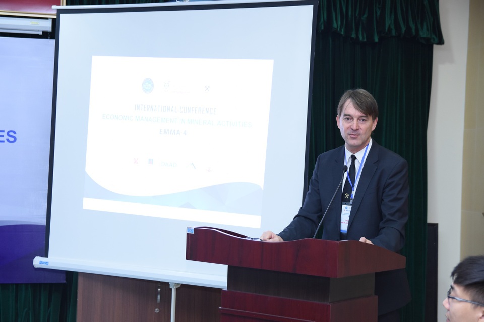 Nhiều nhà khoa học quốc tế đến Việt Nam bàn về quản lý khoáng sản - 4 Giáo sư Juergen Kretschmann - Chủ tịch trường Đại học Kỹ thuật Georg Agricola Bochum (CHLB Đức), chủ tịch Hội Giáo sư mỏ quốc tế (Society of Mining Professors) phát biểu khai mạc tại Hội thảo