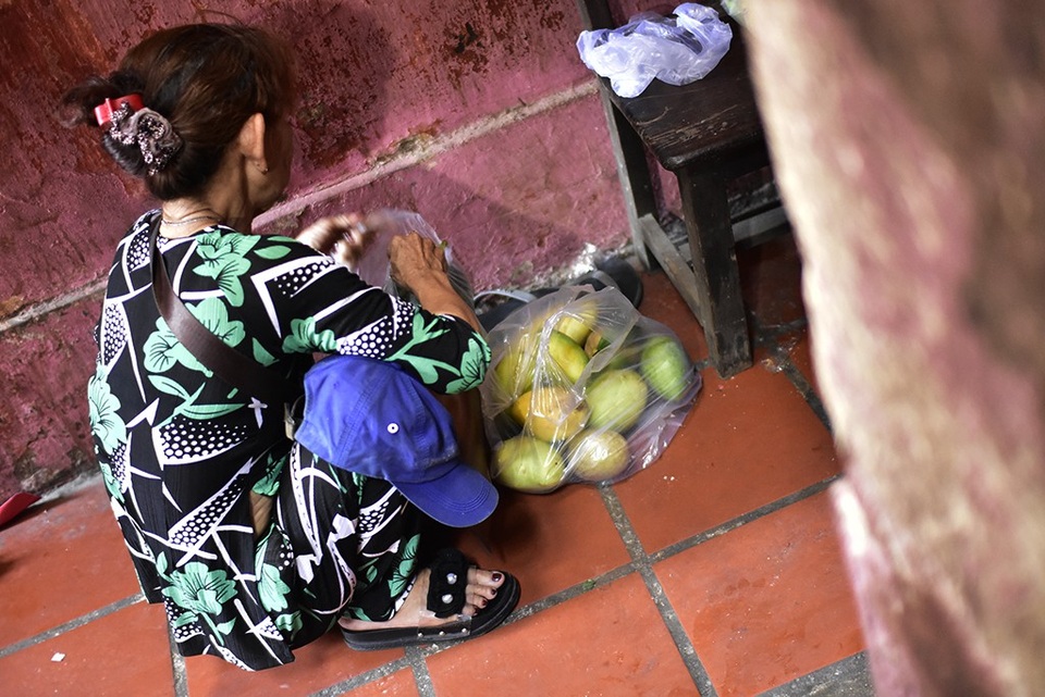 Du khách nước ngoài thích thú trước hình ảnh người dân đi chùa ngày rằm - 4 
Một phật tử đang chuẩn bị trái cây dâng lễ