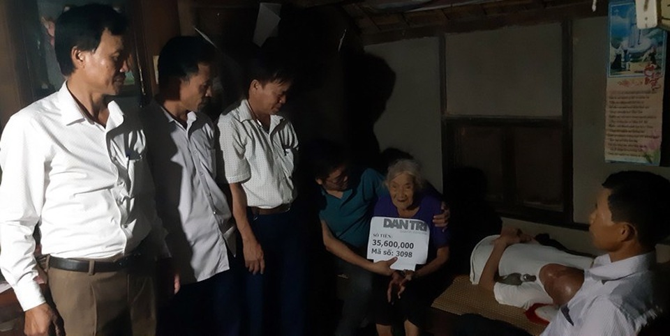 Trao hơn 35 triệu đồng đến mẹ già 85 tuổi nuôi chồng con bệnh nặng - 3 Chiều ngày 20/11, PV Báo điện tử Dân trí cùng lãnh đạo xã Thạch Trung, TP Hà Tĩnh đã trao số tiền 35,600,000 đồng cho vợ chồng cụ Nguyễn Thị Hương.