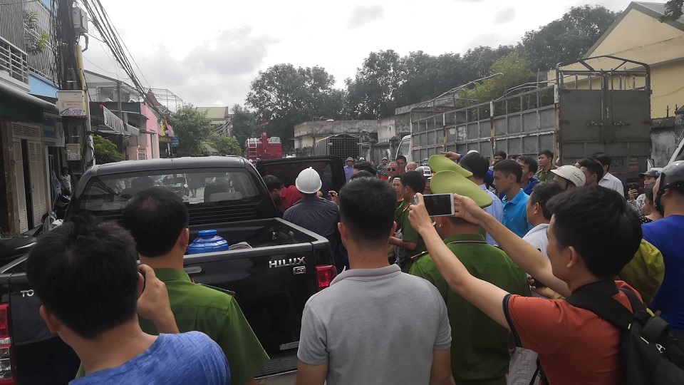 Nghi ngáo đá, ném con từ mái nhà xuống đất - 1 Đường Nguyễn Thúc Tự - nơi đối tượng Hà dùng dao khống chế và ném con ruột từ mái nhà xuống đất