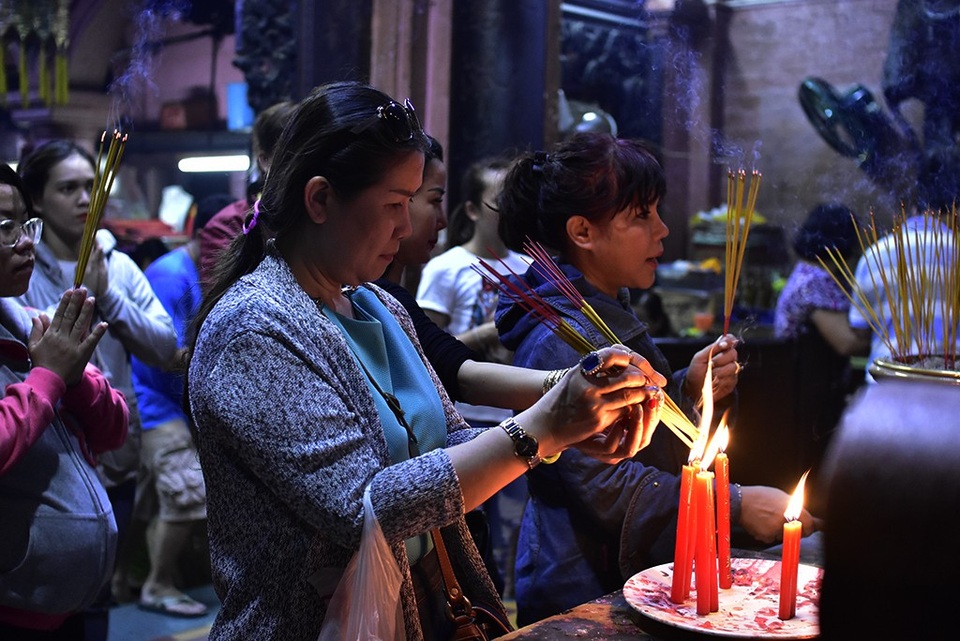 Du khách nước ngoài thích thú trước hình ảnh người dân đi chùa ngày rằm - 7 
Theo phong tục tập quán Việt tộc, rằm tháng Mười hàng năm được tổ chức trọng thể, vượt thoát phạm vi gia đình và trở thành một lễ hội tâm linh của dân tộc Việt, một sinh hoạt tín ngưỡng mang đậm tính nhân văn nơi chốn già lam tịnh địa.