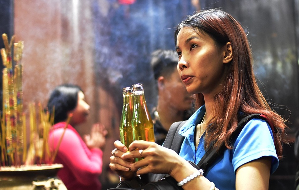 Du khách nước ngoài thích thú trước hình ảnh người dân đi chùa ngày rằm - 8 
Trong ngày lễ Hạ nguyên, người Phật tử dâng trọn tấm lòng tưởng niệm ân đức sâu dày của Tam Bảo